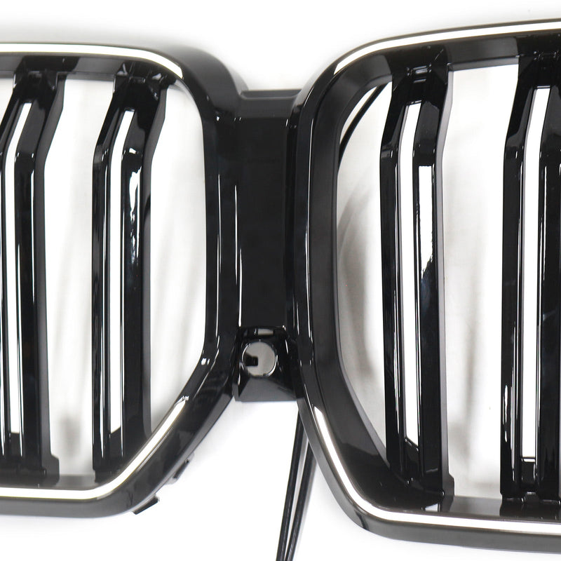 2020–2022 BMW X6 G06 M50i kameran reikällä, kiiltävä musta etulattiapalkin säleikkö