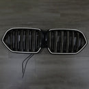 2020–2022 BMW X6 G06 M50i kameran reikällä, kiiltävä musta etulattiapalkin säleikkö