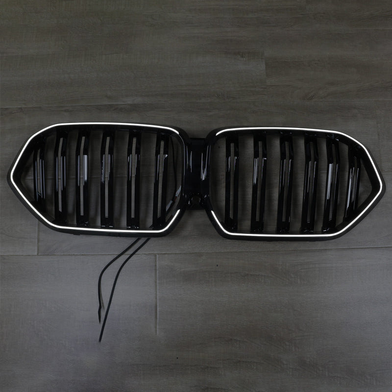 2020–2022 BMW X6 G06 M50i kameran reikällä, kiiltävä musta etulattiapalkin säleikkö