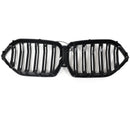 2020–2022 BMW X6 G06 M50i kameran reikällä, kiiltävä musta etulattiapalkin säleikkö