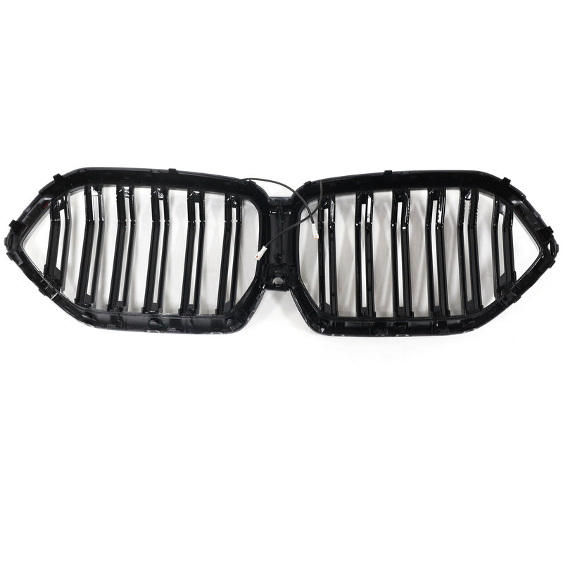 2020–2022 BMW X6 G06 M50i kameran reikällä, kiiltävä musta etulattiapalkin säleikkö