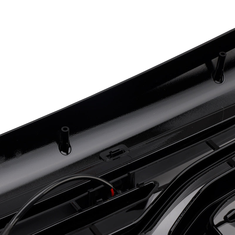 Dodge Ram 2500/3500 Laramie (Baujahre 2010–2018) mit schwarzem Frontstoßstangengrill und LED-Beleuchtung