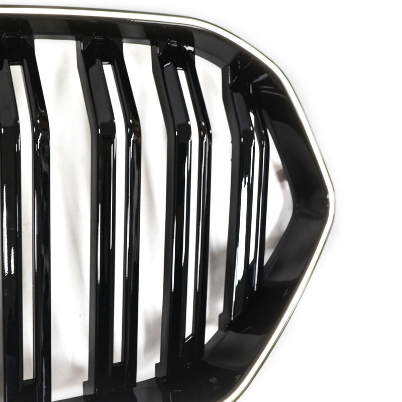 2020–2022 BMW X6 G06 M50i kameran reikällä, kiiltävä musta etulattiapalkin säleikkö