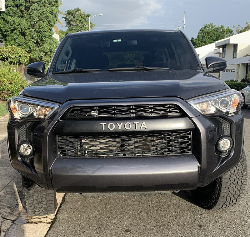 TRD Pro Style -jäähdyttimen säleikkö sopii 4RUNNER SR5 TRD Premium Limitedin yövarjolle (2014-2019) logolla PZ327-35053